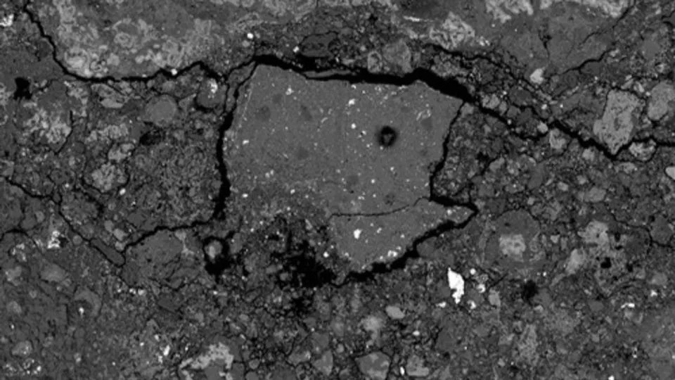 O frágil meteorito de Hillsborough se partiu em pedaços com o impacto. - Instituto SETI