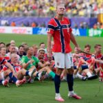 O norueguês Erling Haaland (9) lidera a equipe enquanto eles participam de uma remada de barco viking após a partida de futebol das oitavas de final da Copa do Mundo entre Brasil e Noruega em East Rutherford, NJ, perto de Nova York, domingo, 5 de julho de 2026.
