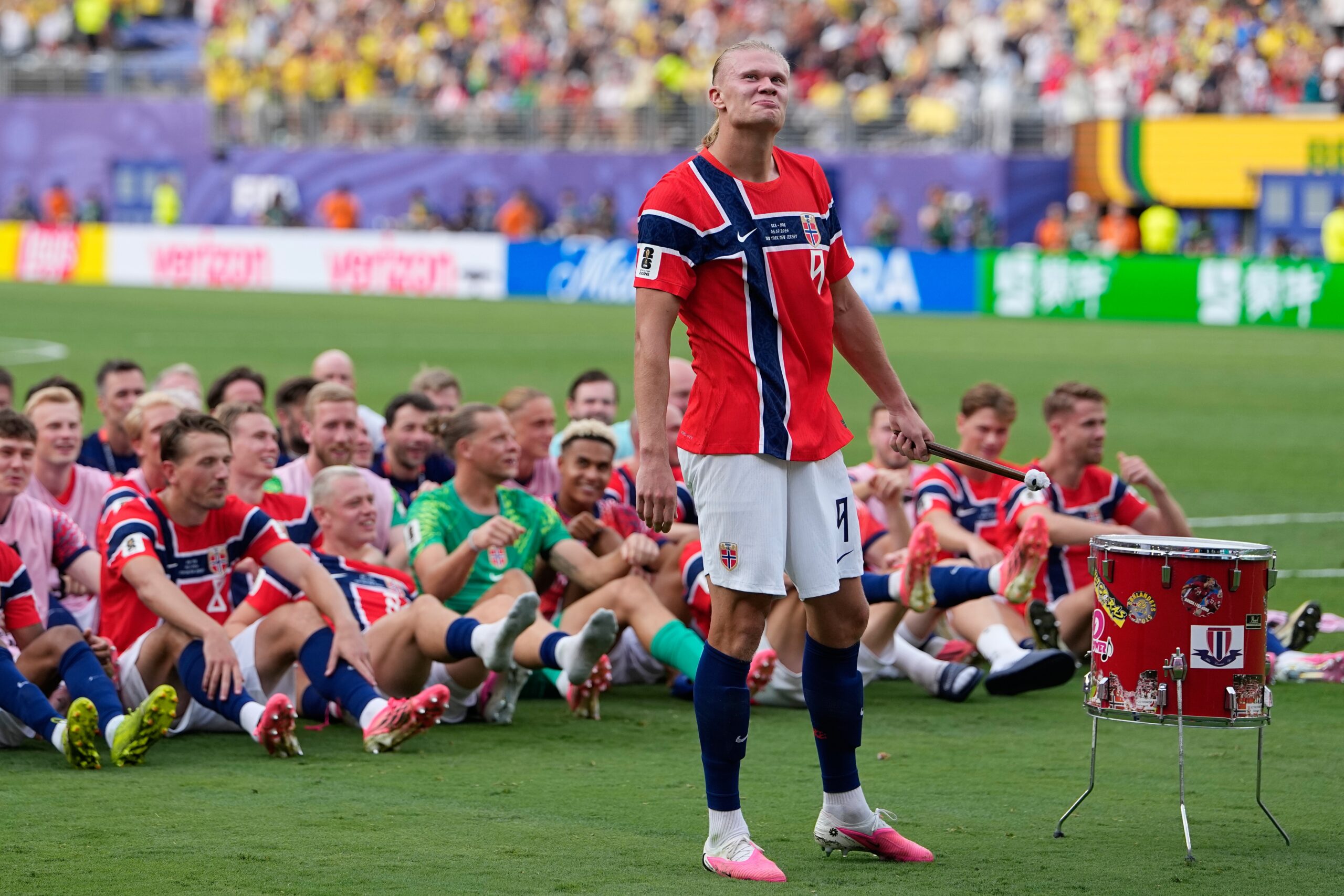 O norueguês Erling Haaland (9) lidera a equipe enquanto eles participam de uma remada de barco viking após a partida de futebol das oitavas de final da Copa do Mundo entre Brasil e Noruega em East Rutherford, NJ, perto de Nova York, domingo, 5 de julho de 2026.