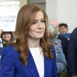 A democrata Mallory McMorrow suspende sua campanha para o Senado de Michigan