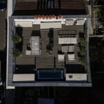 Uma disputa de planejamento estourou em uma rua exclusiva do norte de Londres depois que o proprietário de uma casa de £ 5,75 milhões construiu um terraço sem permissão