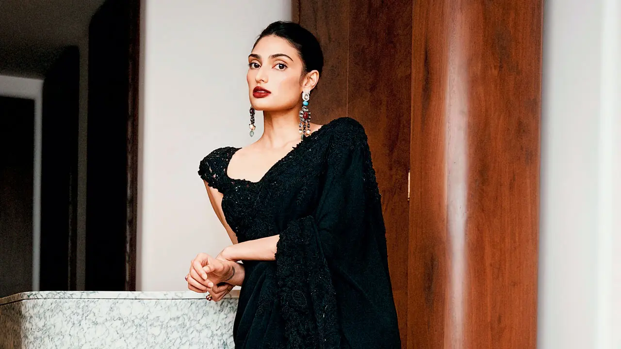 A esposa de KL Rahul, Athiya, mostra um visual preto deslumbrante