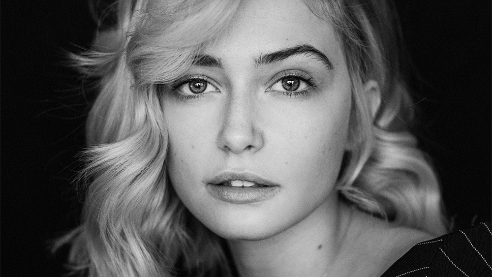 A estrela britânica em ascensão Sophie Simnett entra na comédia silenciosa em preto e branco 'The Candidate' (EXCLUSIVO)
