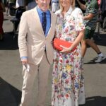 Rob Brydon e sua raramente vista esposa Clare Holland se aconchegaram para tirar fotos enquanto lideravam as estrelas que chegavam ao quinto dia de Wimbledon na sexta-feira