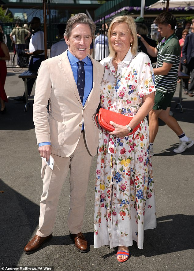 Rob Brydon e sua raramente vista esposa Clare Holland se aconchegaram para tirar fotos enquanto lideravam as estrelas que chegavam ao quinto dia de Wimbledon na sexta-feira