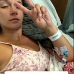 A estrela dos Traidores, Charlotte Chilton, revelou no Instagram na terça-feira que foi levada às pressas para o hospital depois de sofrer um ataque agonizante seis meses depois de passar por uma cirurgia no cérebro que salvou sua vida.