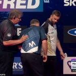 A estrela dos dardos, Cameron Menzies, foi ajudada a sair do palco depois de passar mal durante o World Matchplay Darts