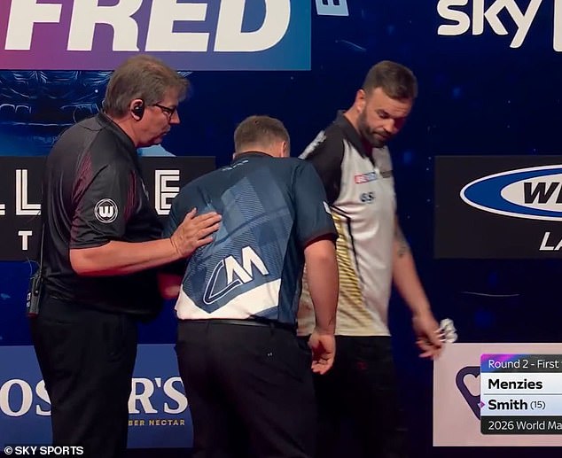 A estrela dos dardos, Cameron Menzies, foi ajudada a sair do palco depois de passar mal durante o World Matchplay Darts
