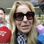 A ex-tenista número 1 do mundo, Arantxa Sanchez Vicario, agora está quebrada e atualmente doando metade de seus ganhos ao banco para evitar uma sentença de prisão, afirmou ela em uma entrevista bombástica