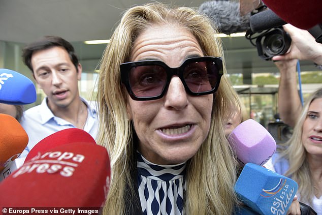 A ex-tenista número 1 do mundo, Arantxa Sanchez Vicario, agora está quebrada e atualmente doando metade de seus ganhos ao banco para evitar uma sentença de prisão, afirmou ela em uma entrevista bombástica