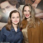 A filha mais nova de Brad Pitt e Angelina Jolie, Vivienne, de 18 anos, entrou com um pedido para retirar legalmente o sobrenome do ator. Vivienne e sua mãe fotografadas em 2024