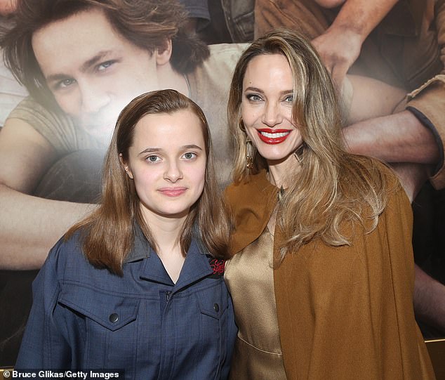 A filha mais nova de Brad Pitt e Angelina Jolie, Vivienne, de 18 anos, entrou com um pedido para retirar legalmente o sobrenome do ator. Vivienne e sua mãe fotografadas em 2024
