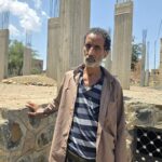 Ahmed Nagi, que está na casa dos 50 anos, mal consegue andar sem bengala e não tem acesso aos cuidados médicos de que necessita (Nasser al-Sakkaf/Al Jazeera)