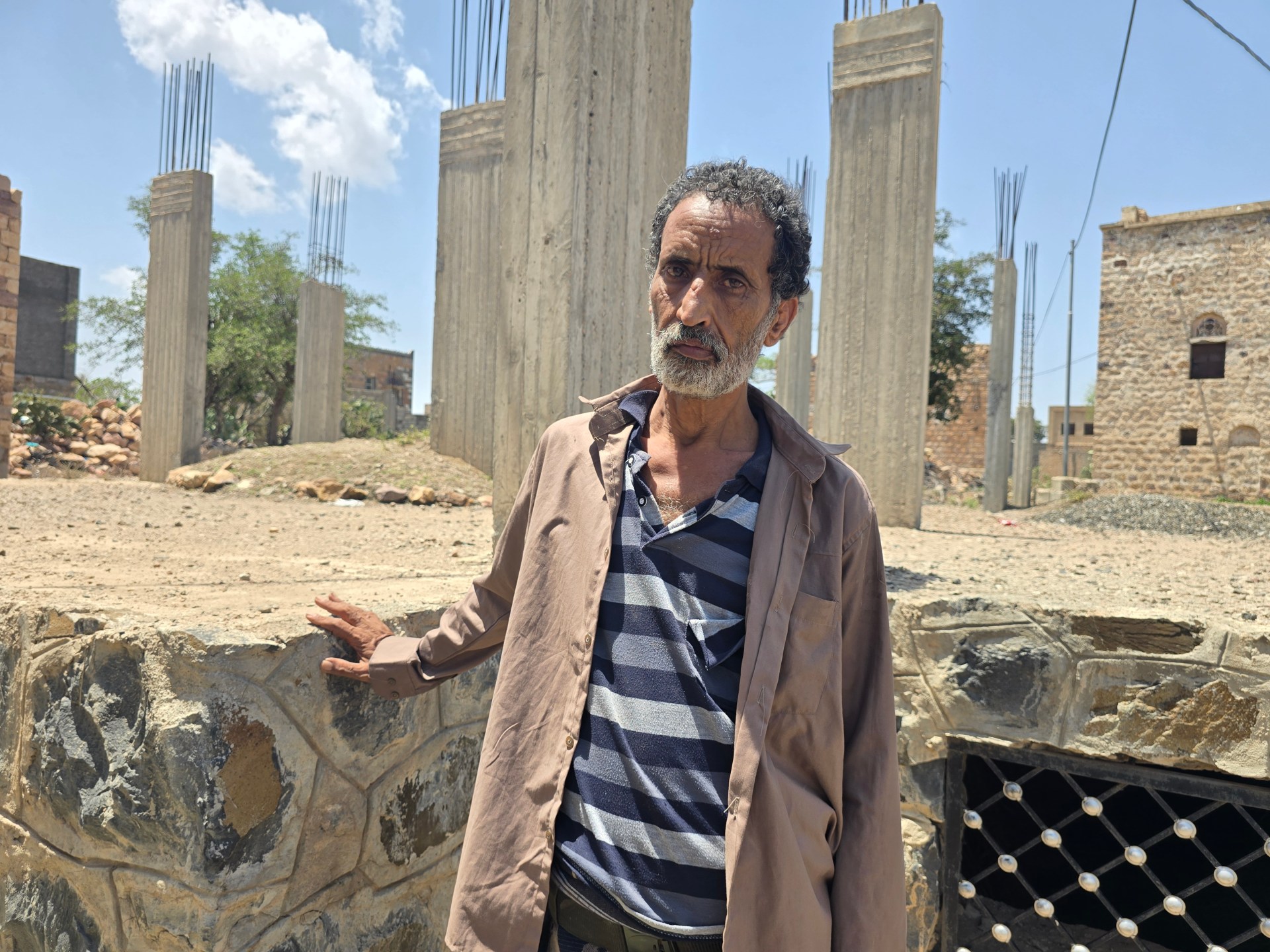 Ahmed Nagi, que está na casa dos 50 anos, mal consegue andar sem bengala e não tem acesso aos cuidados médicos de que necessita (Nasser al-Sakkaf/Al Jazeera)