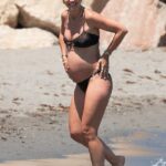 A grávida Vogue Williams, 40, exibiu sua barriga em um biquíni com estampa de leopardo ao chegar à praia na Espanha na segunda-feira