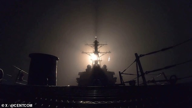 O Comando Central dos EUA publicou um vídeo dramático dos ataques retaliatórios a X, dizendo que as forças dos EUA atingiram cerca de 140 alvos militares iranianos.