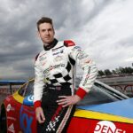 A lenda do Top Gear, The Stig, disse que 'quase' morreu em um terrível acidente de carro com Freddie Flintoff ao revelar sua identidade como o ex-piloto de Fórmula 2 e Porsche Supercup Paul Rees; retratado em 2016