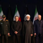 Os enlutados cantam, com os punhos levantados, durante uma reunião em homenagem ao falecido Líder Supremo Ali Khamenei na Grande Mesquita Imam Khomeini Mosalla em Teerã, Irã, em 14 de julho. - Vahid Salemi/AP
