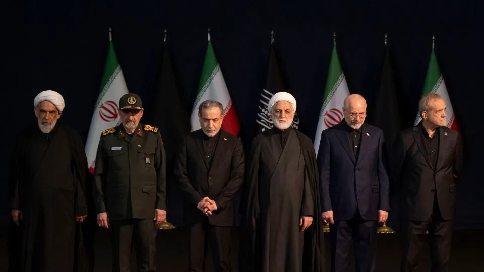 Os enlutados cantam, com os punhos levantados, durante uma reunião em homenagem ao falecido Líder Supremo Ali Khamenei na Grande Mesquita Imam Khomeini Mosalla em Teerã, Irã, em 14 de julho. - Vahid Salemi/AP