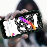 A maioria dos americanos proibiria as redes sociais para menores de 16 anos, sendo os pais os mais expressivos | A foto mostra uma garota segurando um iPhone com o logotipo Threads