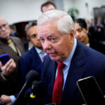 O presidente Donald Trump (R) e o senador Lindsey Graham (R-SC) falam à mídia a bordo do Força Aérea Um a caminho de Washington em 4 de janeiro de 2026.