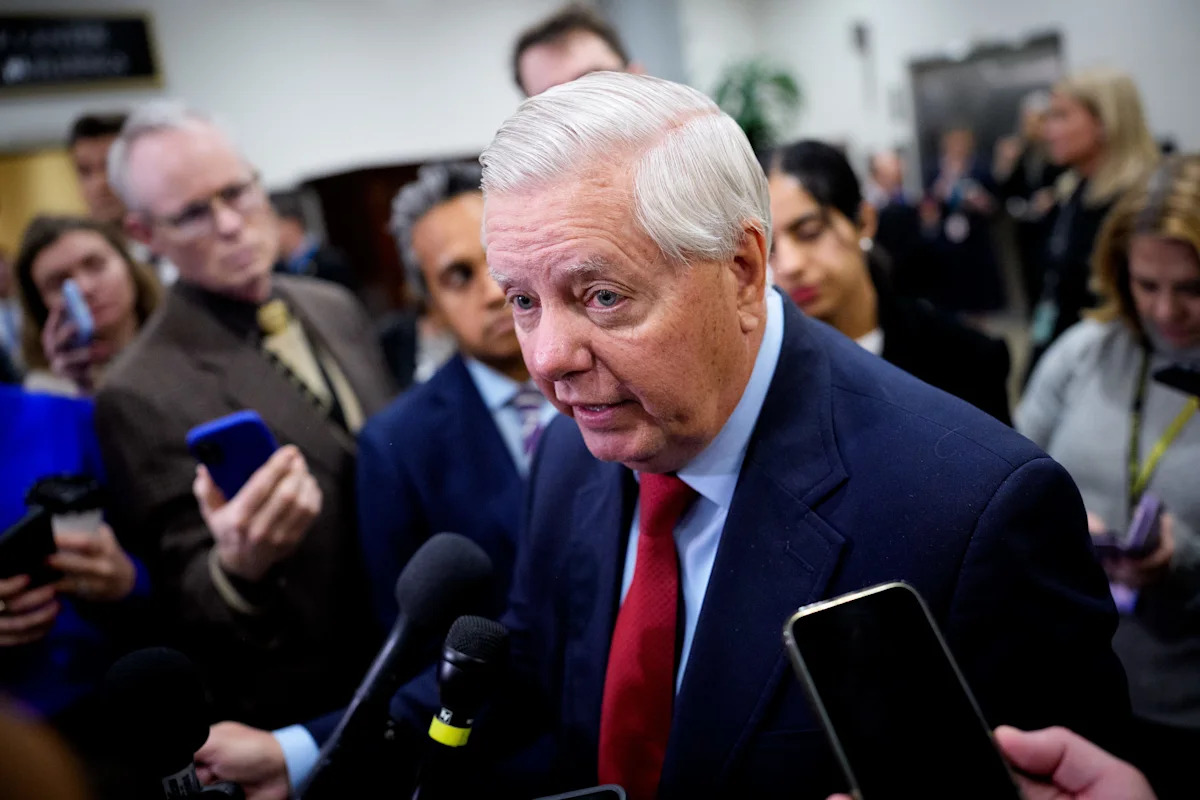 O presidente Donald Trump (R) e o senador Lindsey Graham (R-SC) falam à mídia a bordo do Força Aérea Um a caminho de Washington em 4 de janeiro de 2026.