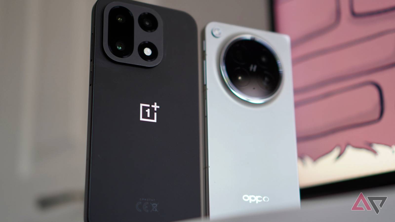 Uma pessoa segurando o OnePlus 15