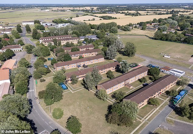 Famílias na vila de Wethersfield, em Essex, dizem que a proposta os levaria a serem superados em número pelos residentes do campo.