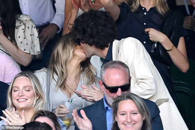 Os novos pais Sienna Miller, 44, e Oli Green, 29, empacotaram o PDA enquanto desfrutavam de um dia sem crianças no sexto dia de Wimbledon