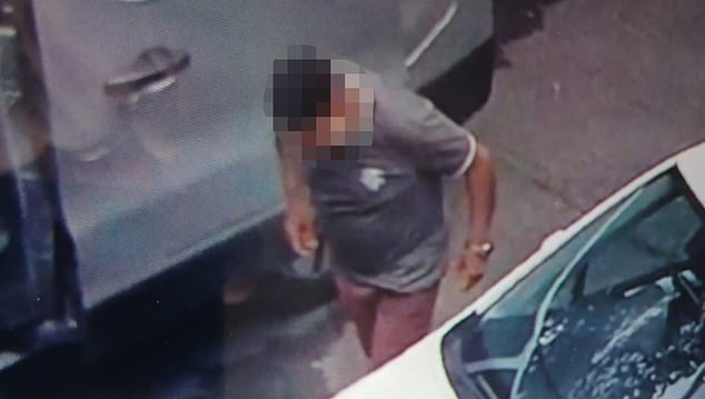O líder da gangue de aliciamento de Rochdale é retratado pela primeira vez desde que saiu da prisão – em um albergue sob fiança a apenas 24 quilômetros do local de seus crimes vis