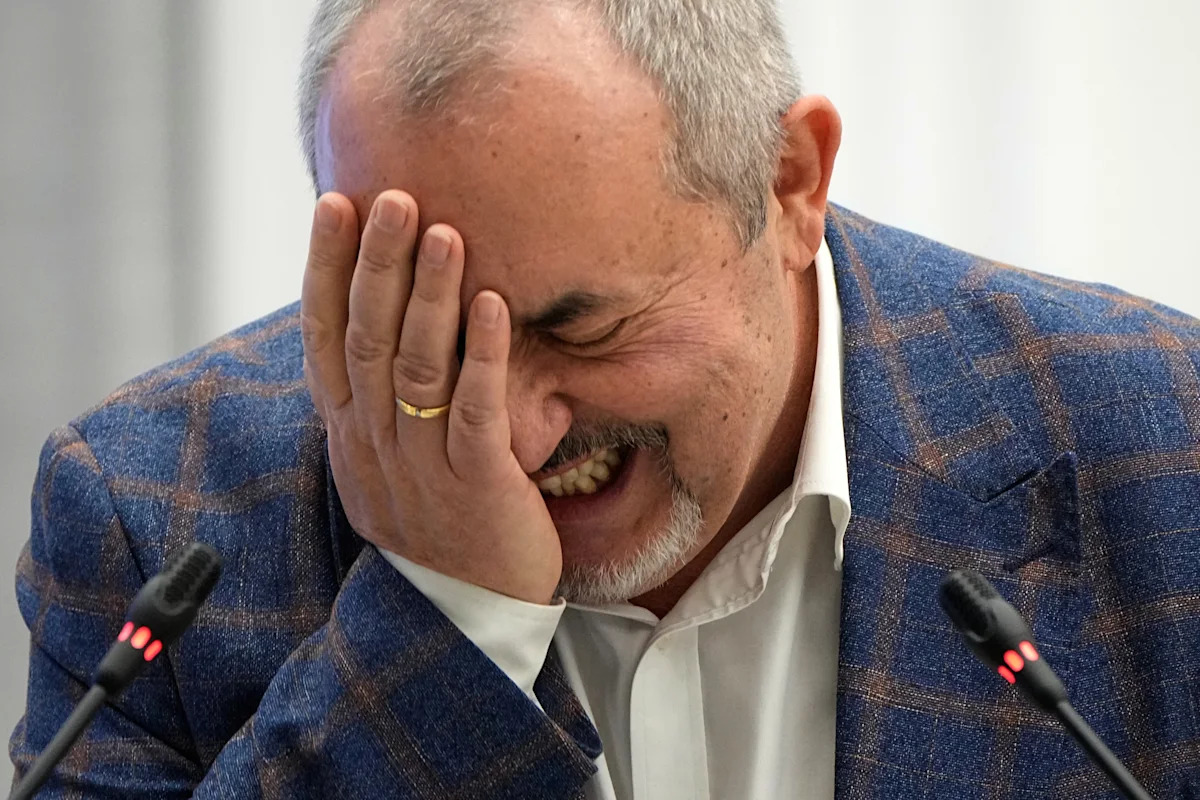 A polícia deteve brevemente Boris Nadezhdin, um político russo liberal e crítico de Putin