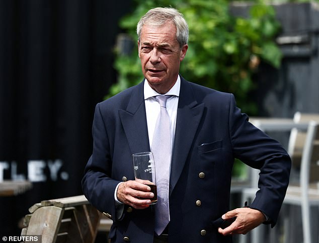 A polícia prendeu um homem por ameaçar atirar e matar o líder reformista do Reino Unido, Nigel Farage