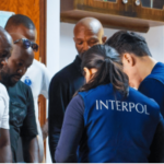 Oficiais da INTERPOL e investigadores locais coordenam-se durante uma operação internacional de crimes cibernéticos que visa redes ilegais de jogos de azar online, fraude e lavagem de dinheiro.