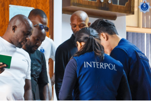 Oficiais da INTERPOL e investigadores locais coordenam-se durante uma operação internacional de crimes cibernéticos que visa redes ilegais de jogos de azar online, fraude e lavagem de dinheiro.
