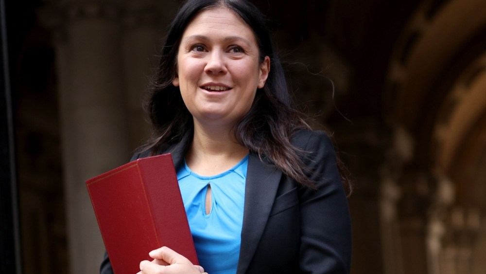 A secretária de Cultura do Reino Unido, Lisa Nandy, desiste do X de Elon Musk por causa de 'abuso e desinformação'