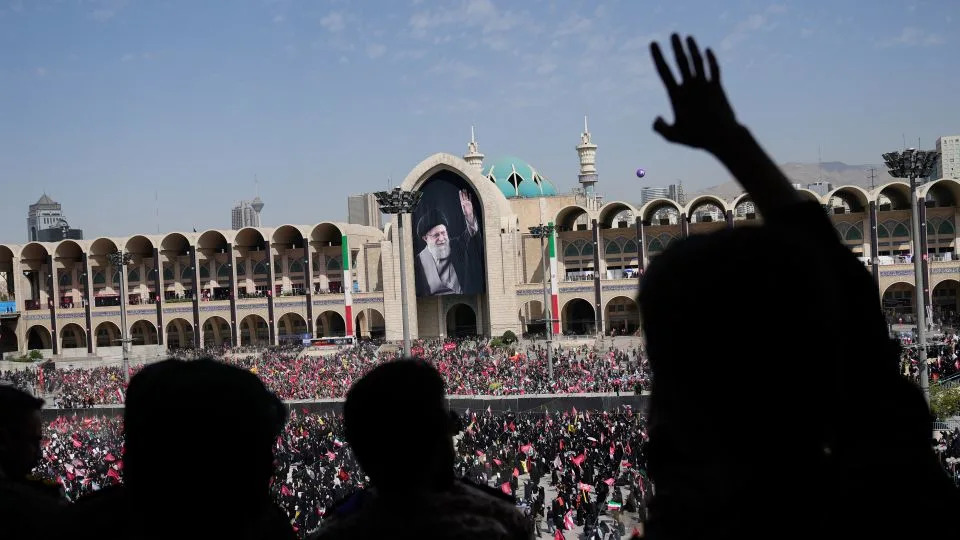 Pessoas em luto buscam água enquanto pressionam o caixão coberto de turbante do líder supremo do Irã, assassinado em Mashhad, em 9 de julho. - John Moore/Getty Images