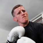 O lutador australiano de MMA Jamie Mullarkey durante uma sessão de treinamento após uma investigação de patrocínio de jogos de azar da ACMA.