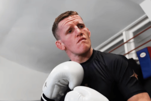 O lutador australiano de MMA Jamie Mullarkey durante uma sessão de treinamento após uma investigação de patrocínio de jogos de azar da ACMA.