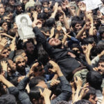 AP estava lá: milhões de pessoas compareceram ao funeral do aiatolá Ruhollah Khomeini do Irã