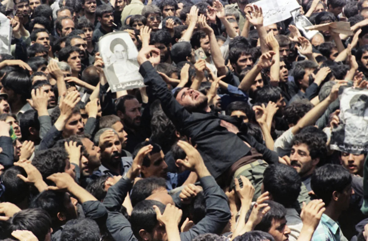 AP estava lá: milhões de pessoas compareceram ao funeral do aiatolá Ruhollah Khomeini do Irã