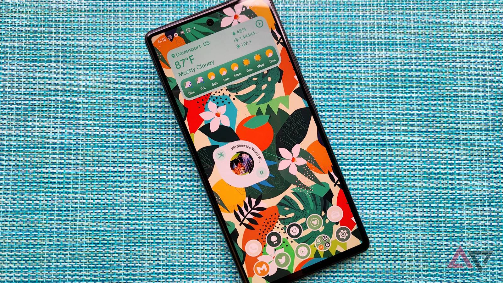 Vários smartphones exibindo a tela inicial do Smart Launcher 6 e recursos de personalização