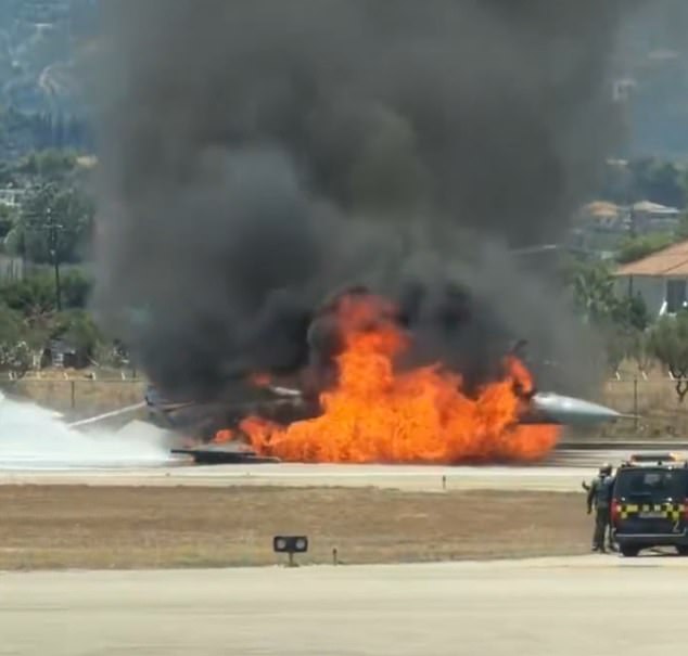 Uma aeronave militar pegou fogo no ar antes de fazer um pouso de emergência em um aeroporto de uma ilha turística grega