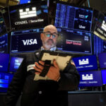 Ações estáveis ​​enquanto traders digerem comentários do Fed e petróleo cai