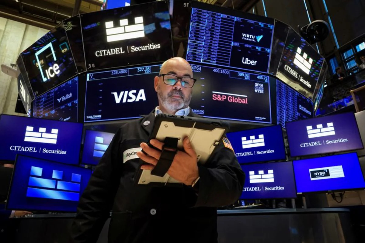 Ações estáveis ​​enquanto traders digerem comentários do Fed e petróleo cai