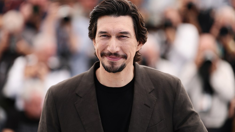 Adam Driver recusa tantas ofertas de filmes da Marvel que 'se tornou uma tradição' no estúdio 'zoom com ele e então ele passa'