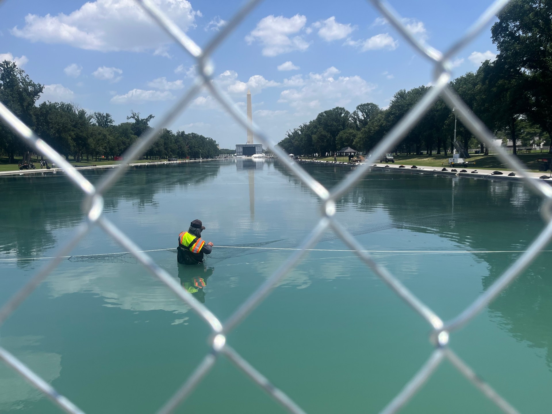A procuradora dos EUA, Jeanine Pirro, discute acusações relacionadas ao vandalismo do Lincoln Memorial Reflecting Pool durante uma coletiva de imprensa em Washington, DC, EUA, 2 de julho de 2026. REUTERS/Cheney Orr