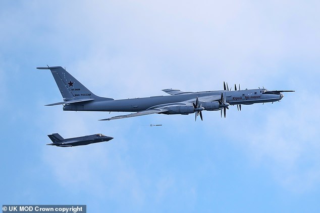 Os aviões russos foram interceptados e escoltados para longe do navio transportador por dois jatos F-35 do Reino Unido do HMS Prince of Wales (foto)