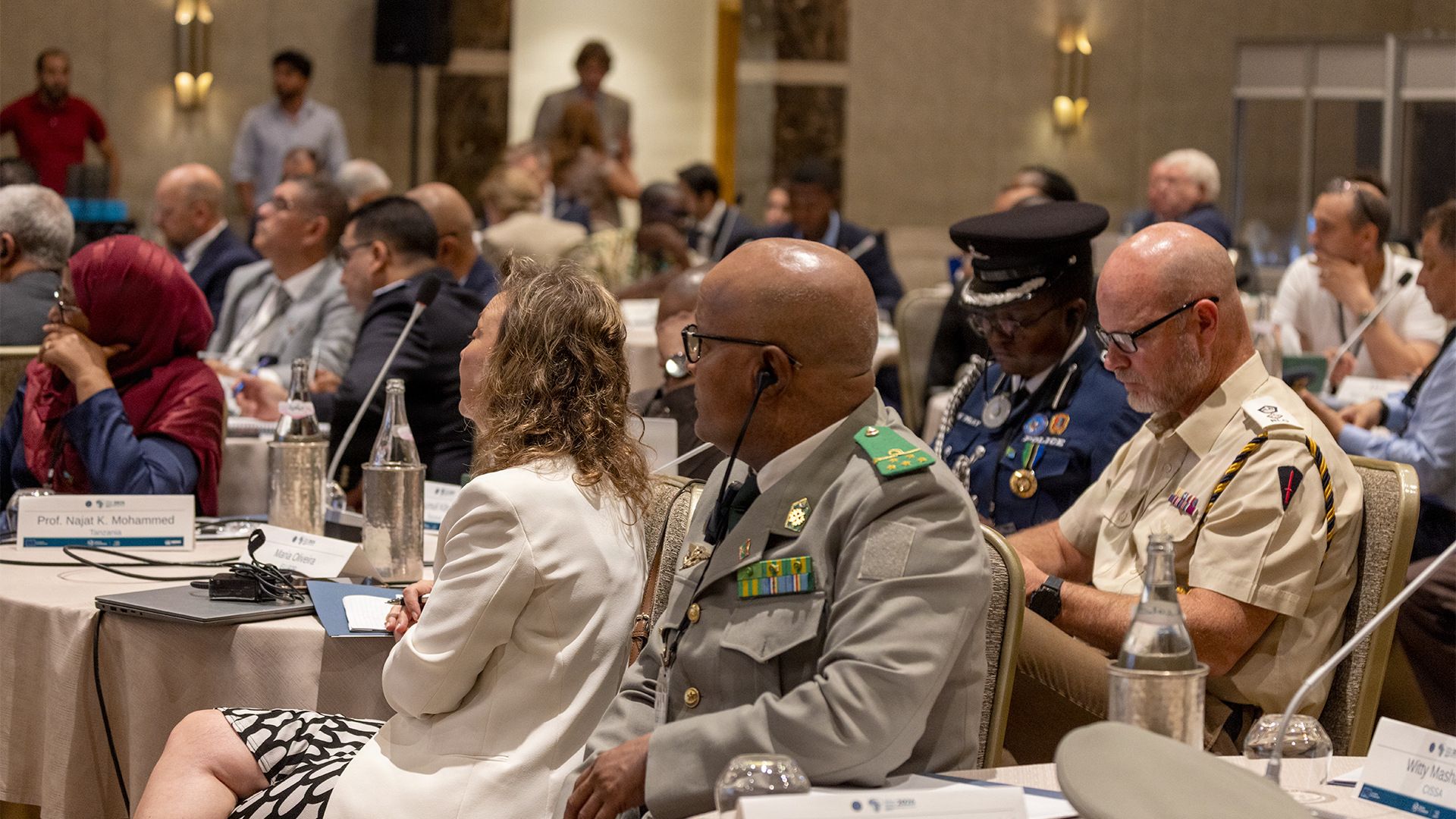 Autoridades policiais, militares e responsáveis ​​políticos participam em debates durante o workshop Africa Shield 2026 em Túnis (Folheto/Andrea Chaney/Defense Threat Reduction Agency)
