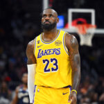 LeBron James #23 do Los Angeles Lakers reage durante o quarto período de um jogo da NBA contra o Cleveland Cavaliers na Rocket Arena em 28 de janeiro de 2026 em Cleveland, Ohio.