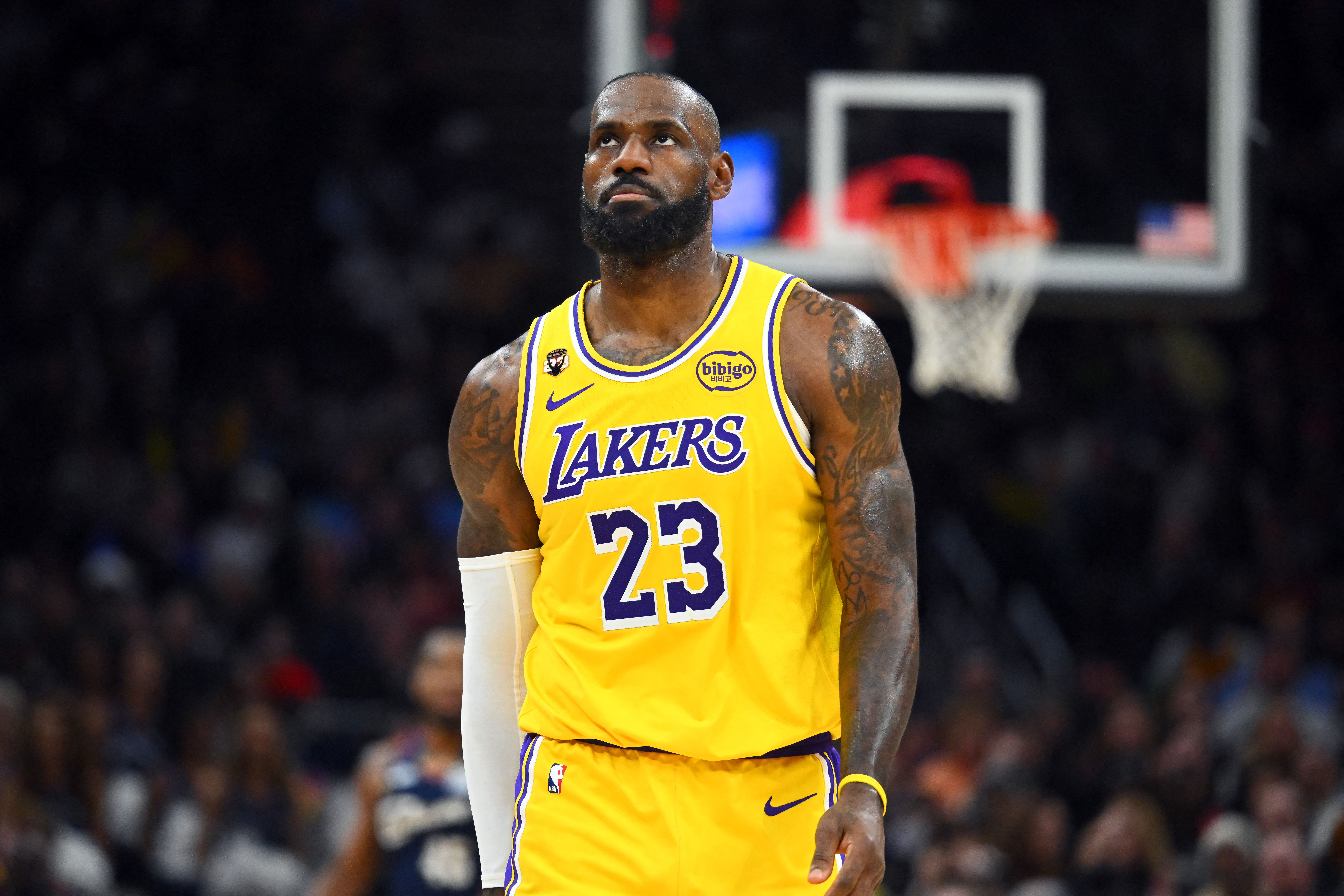 LeBron James #23 do Los Angeles Lakers reage durante o quarto período de um jogo da NBA contra o Cleveland Cavaliers na Rocket Arena em 28 de janeiro de 2026 em Cleveland, Ohio.